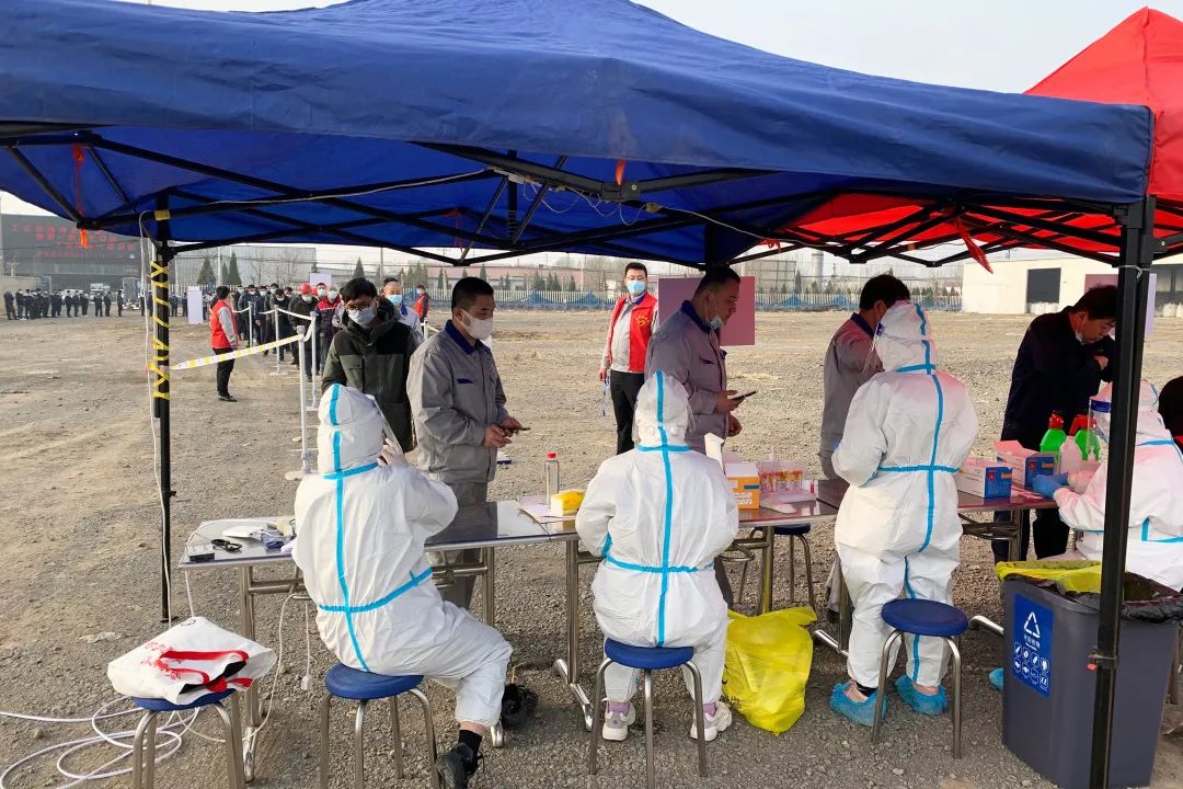 同心同力齐抗疫-聚氨酯彩钢板厂家宏鑫源全员核酸检测有序进行(图2)